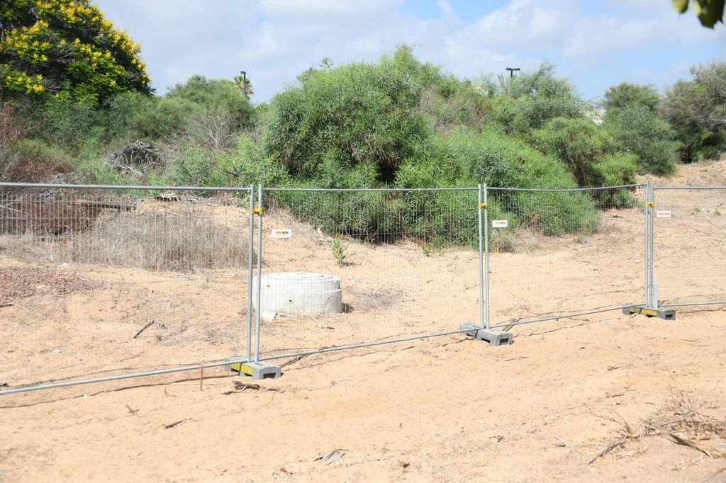 צילום: יאיר שגיא הצבת גדרות מניעת הפגנות בית של ביבי נתניהו קיסריה