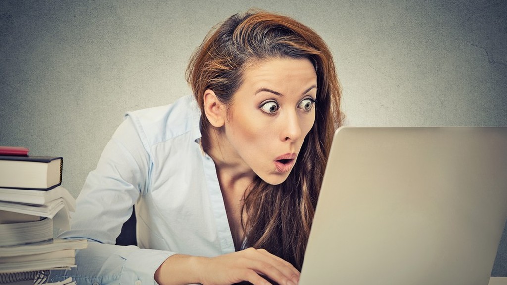 כדור הארץ לא עגול?! (צילום: shutterstock) אישה בהלם מול מחשב