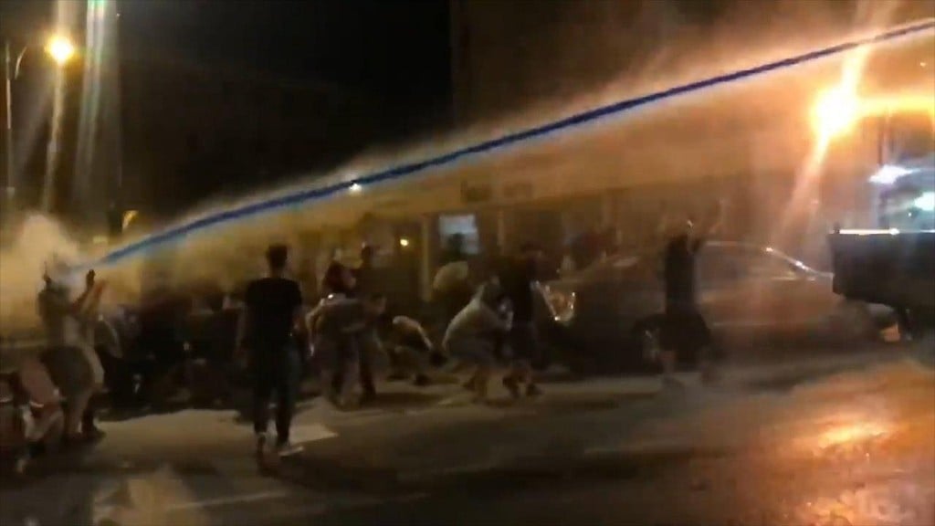 רגע הפגיעה (צילום: יובל יאירי) מפגין נפגע בפניו מהתזת מים של מכת"זית