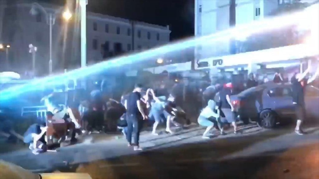 שימוש במכת"זית בהפגנות (צילום: יובל יאירי) מפגין נפגע בפניו מהתזת מים של מכת"זית