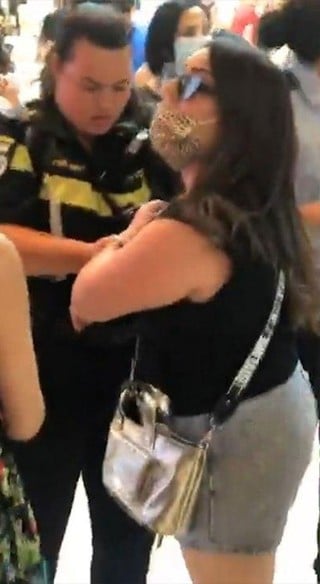 שוטררות ללא מסכה עוצרות אמא ושני ילדים מפני שהיתה לאל מסכה