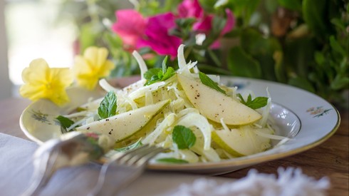 Салат из огурцов и груш