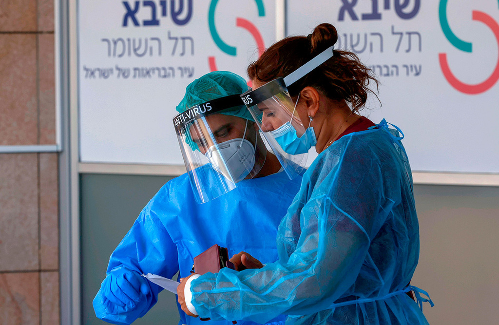 Doctors at Sheba Medical Center (Photo: AFP) בית חולים שיבא תל השומר