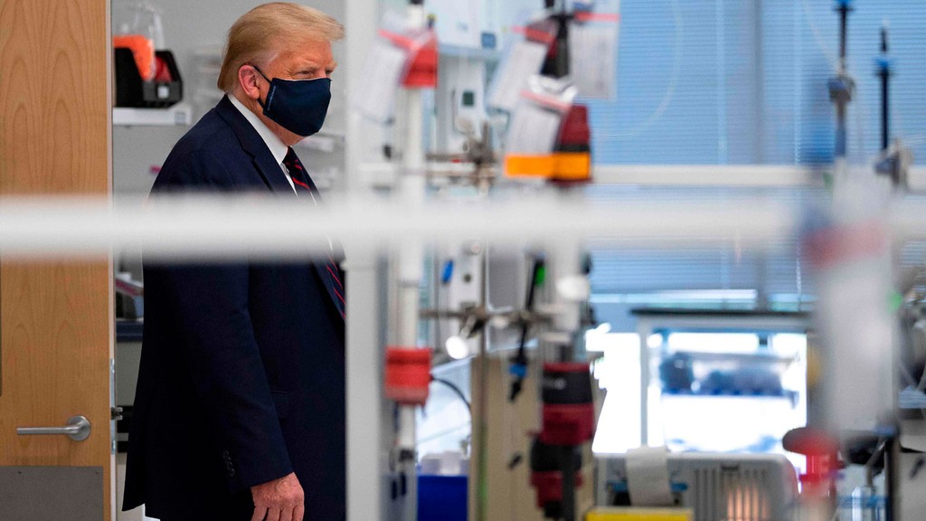 נשיא ארה"ב דונלד טראמפ מבקר ב מפעל ב צפון קרוליינה שמשתתף ב פיתוח חיסון ל קורונה