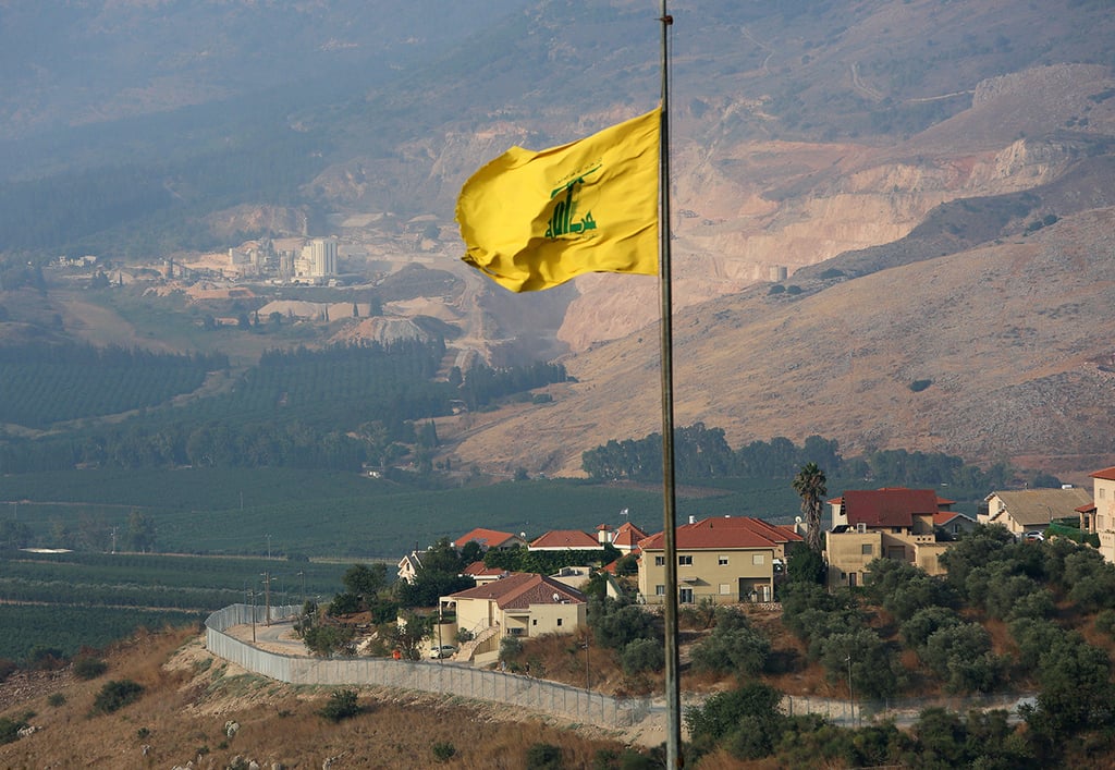 The Hezbollah flags flies on the Lebanese border with Israel (Photo: Reuters) דגל חיזבאללה בדרום לבנון