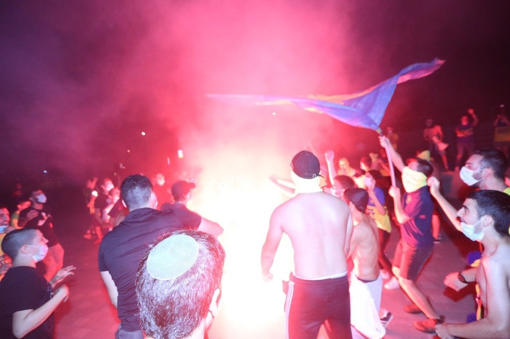אוהדי מכבי תל אביב חוגגים מחוץ להיכל (צילום: אורן אהרוני) אוהדי מכבי תל אביב חוגגים מחוץ להיכל