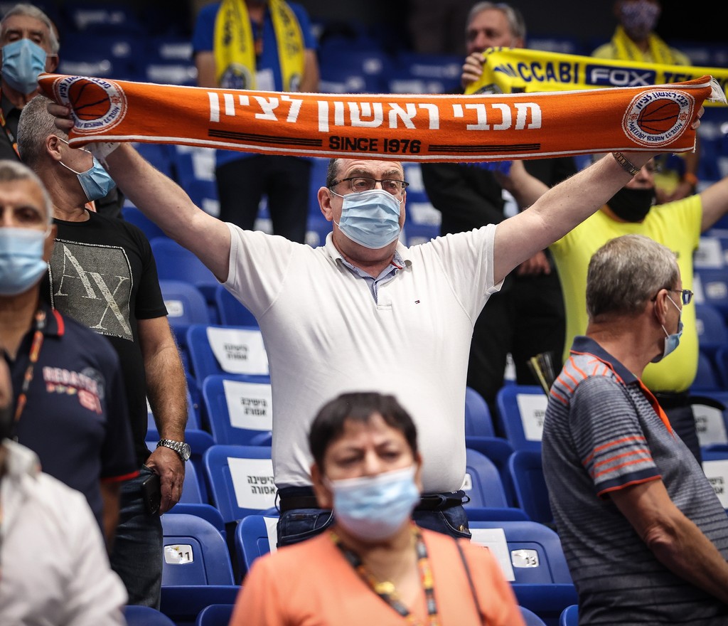 האוהד הכתום עו"ד איתן ארז (צילום: עוז מועלם) אוהד מכבי ראשון לציון