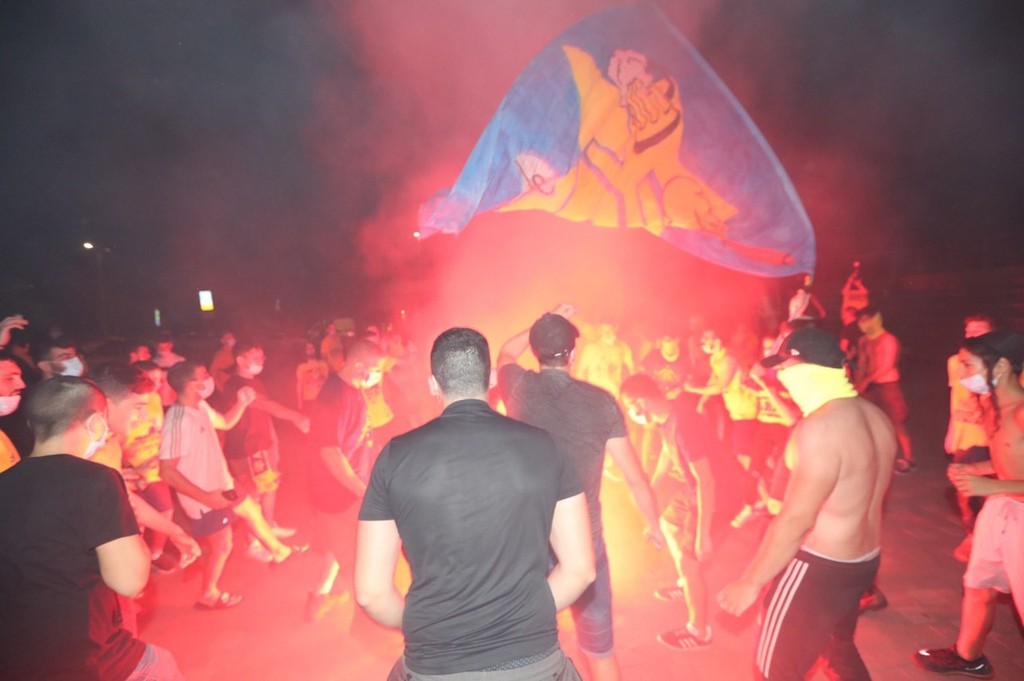 אוהדי מכבי תל אביב חוגגים מחוץ להיכל (צילום: אורן אהרוני) אוהדי מכבי תל אביב חוגגים מחוץ להיכל