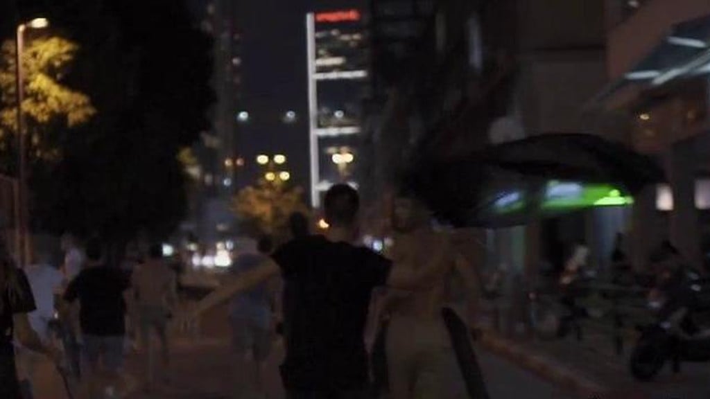 An alleged Netanyahu supporter attacks a protester against the government in Tel Aviv on Tuesday night (Photo: Asaf Sapir) מפגינים נגד נתניהו הוכו בתל אביב