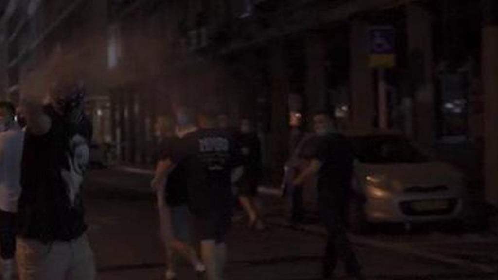 A screen shot allegedly showing Netanyahu supporters using pepper spray against anti-government protesters in Tel Aviv on Tuesday night (Photo: Asaf Sapir) מפגינים נגד נתניהו הוכו בתל אביב