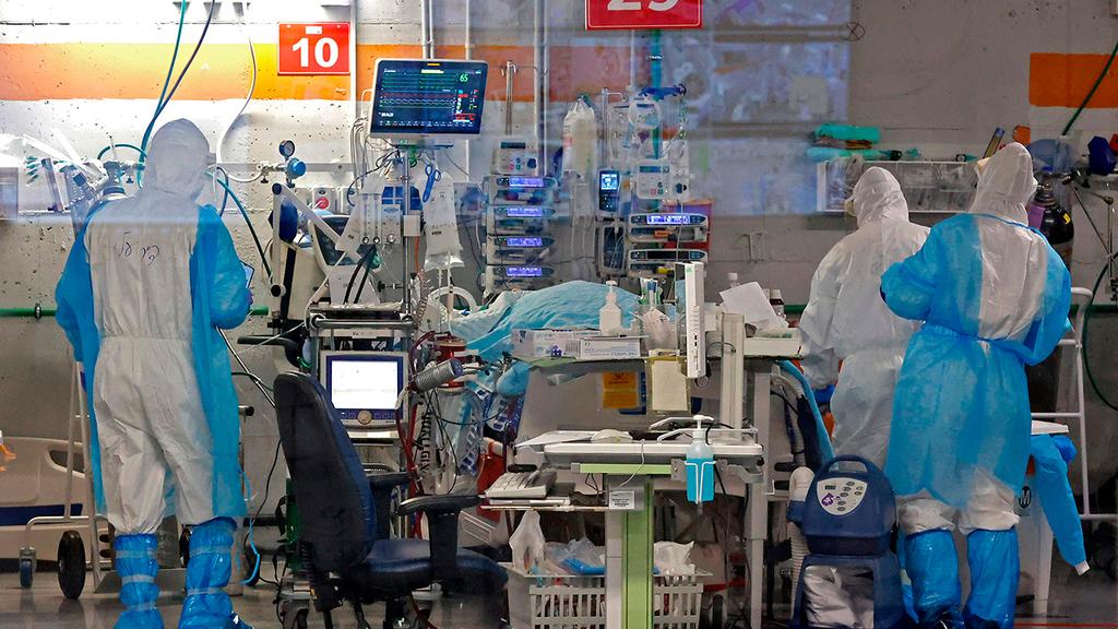"בין 10 ל-14 נפטרים ביום". ארכיון (צילום: AFP) מחלקת קורונה בית חולים שיבא תל השומר