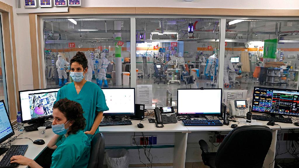 מחלקת קורונה בשיבא. "הסיכון מחייב פעולה נמרצת" (צילום: AFP) מחלקת קורונה בית חולים שיבא תל השומר