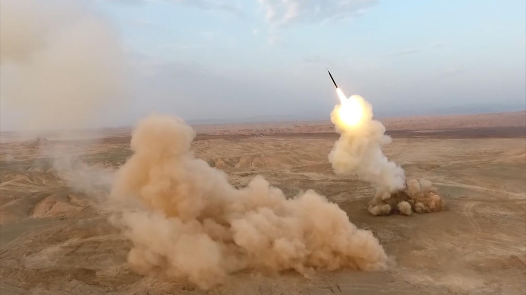 איראן משמרות המהפכה שיגור טילים בליסטיים מבטן האדמה תרגיל צבאי