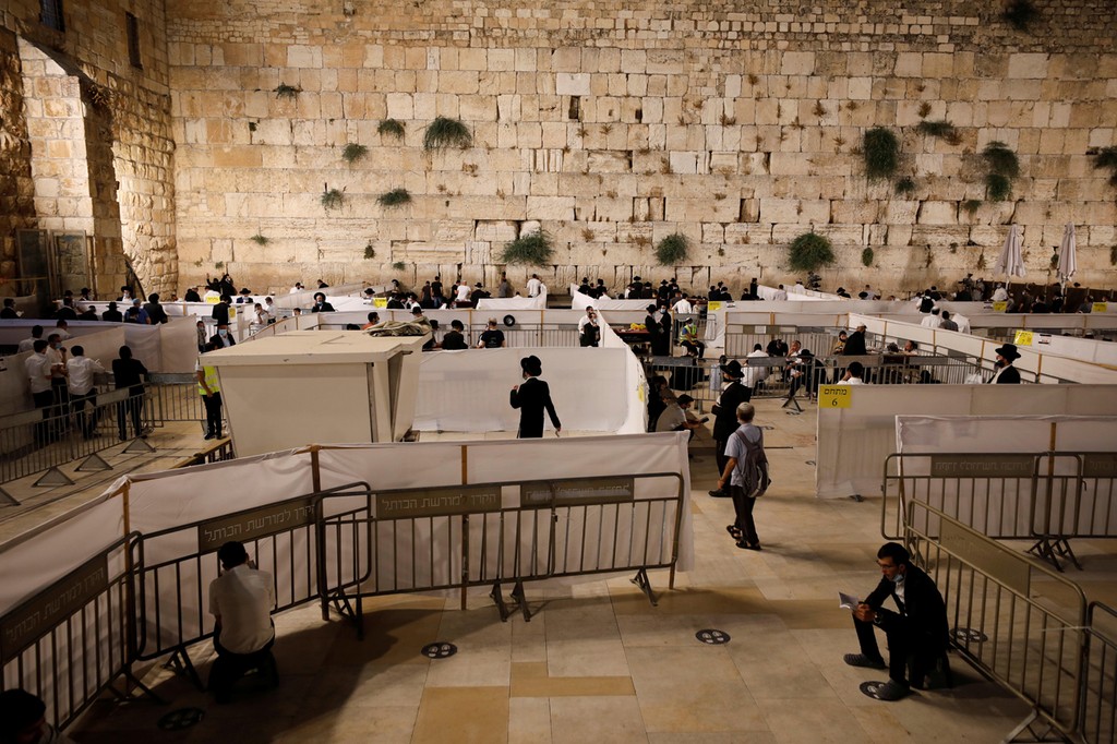 מתפללים בכותל בתשעה באב (צילום: רויטרס) מתפללים בכותל בתשעה באב