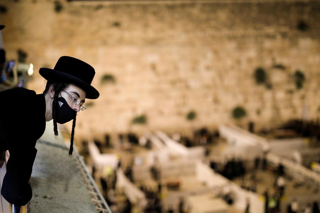 מתפללים בכותל בתשעה באב (צילום: רויטרס) מתפללים בכותל בתשעה באב