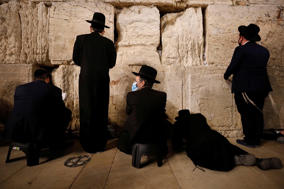 Tisha B'Av prayers at the Western Wall in Jerusalem, July 2020 (Photo: Reuters) מתפללים בכותל בתשעה באב