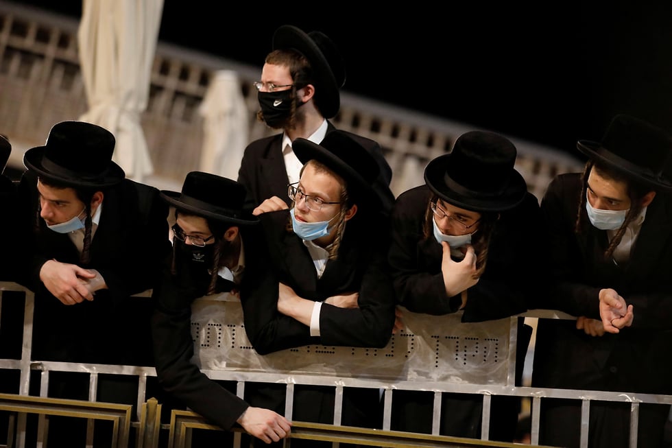 Ultra-Orthodox men praying at the Western Wall during the coronavirus pandemic (Photo: Reuters) מתפללים בכותל בתשעה באב