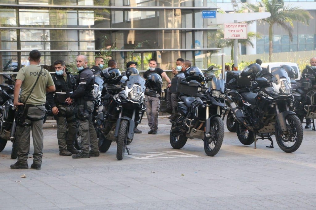 הפגנה מול ביתו של אמיר אוחנה בתל אביב