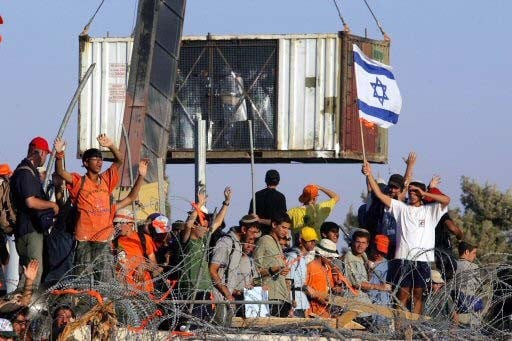 בית הכנסת בכפר דרום במהלך ההתנתקות (צילום: AFP) בית הכנסת בכפר דרום במהלך ההתנתקות