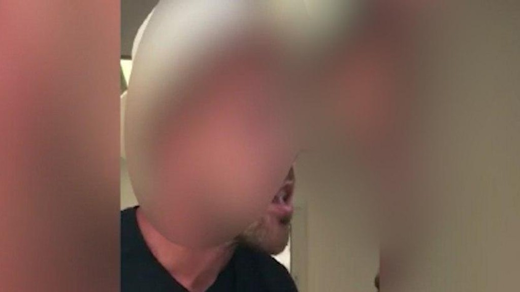 מתוך תיעוד היריקה בתחנת המשטרה סירב לעטות מסכה על פניו- קילל, איים בתקיפה ואף ירק על שוטר
