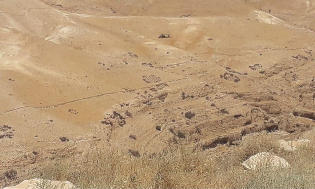 המסוק שהוזעק לזירה (צילום: דוברות משטרת ישראל) נקבע מותה של נערה שנמצאה מחוסרת הכרה בוואדי קלט