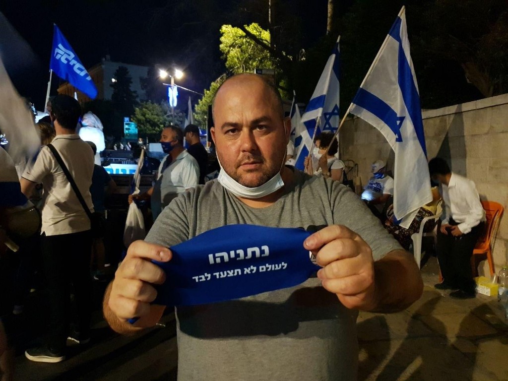 "אני בא כל יום לתמוך בנתניהו". לירן "חולצה אפורה" בהפגנת הימין (צילום: אסף קמר) הפגנות נגד ראש הממשלה
