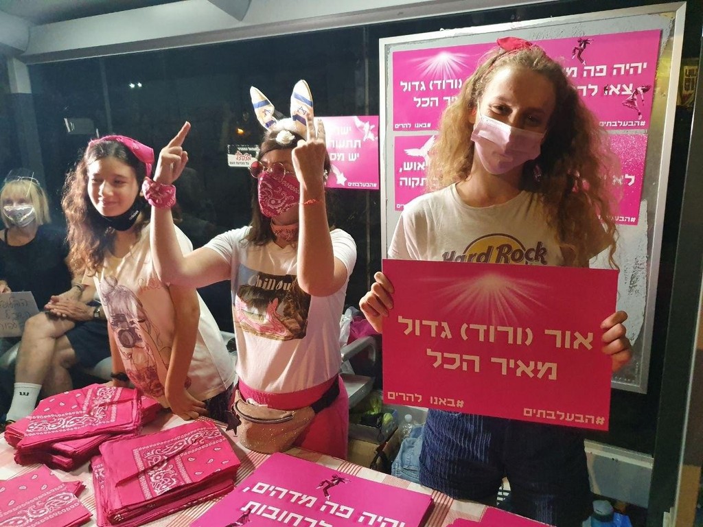 "רוצות להביא מציאות ורודה". המחאה בבלפור (צילום: אסף קמר) הפגנות נגד ראש הממשלה