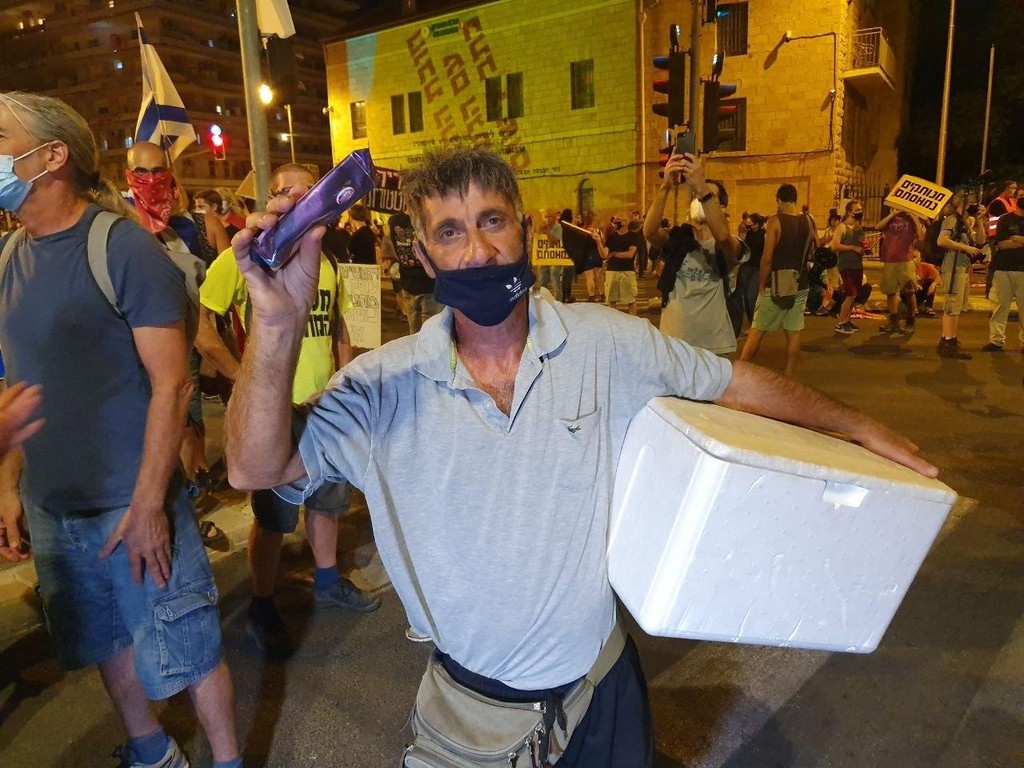 "אין קונים". מוכר הארטיקים מתל אביב (צילום: אסף קמר) הפגנות נגד ראש הממשלה