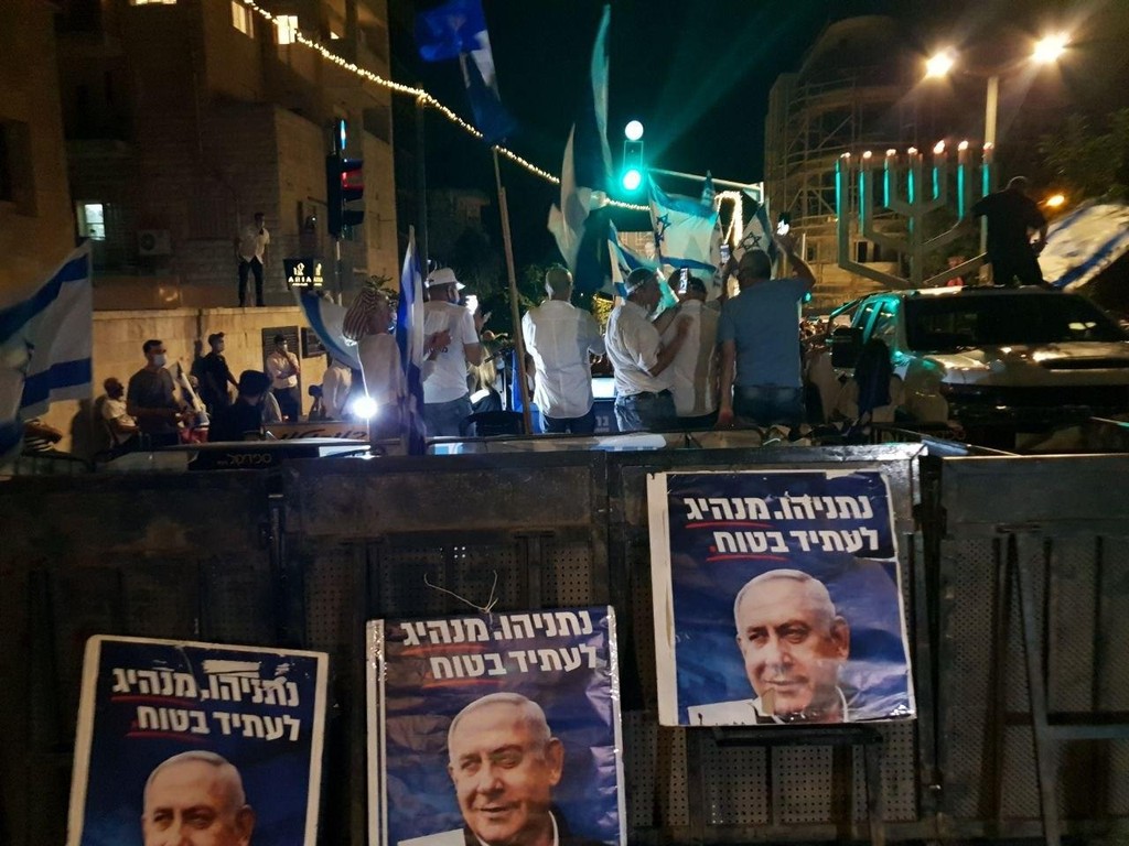 "גאים להיות מי שאנחנו". הפגנת הימין (צילום: אסף קמר) הפגנות נגד ראש הממשלה