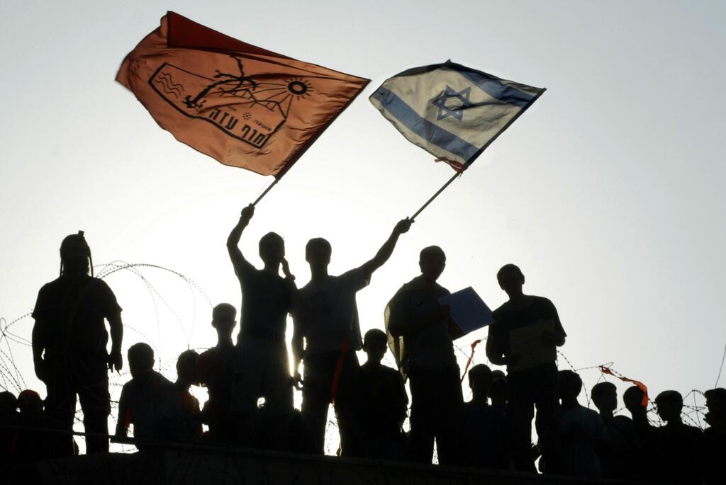 גג בית הכנסת בכפר דרום בזמן הפינוי (צילום: AP) על גג בית הכנסת