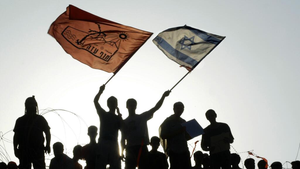 קיץ 2005. על גג בית הכנסת בכפר דרום (צילום: AP) על גג בית הכנסת