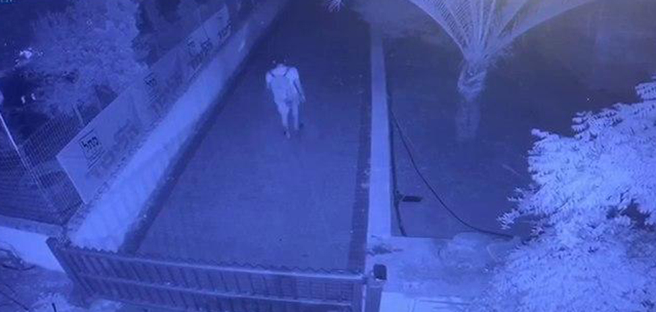 מתוך התיעוד תיעוד של תושב קיסריה מדלג מעל מחסום סמוך לבית רה"מ