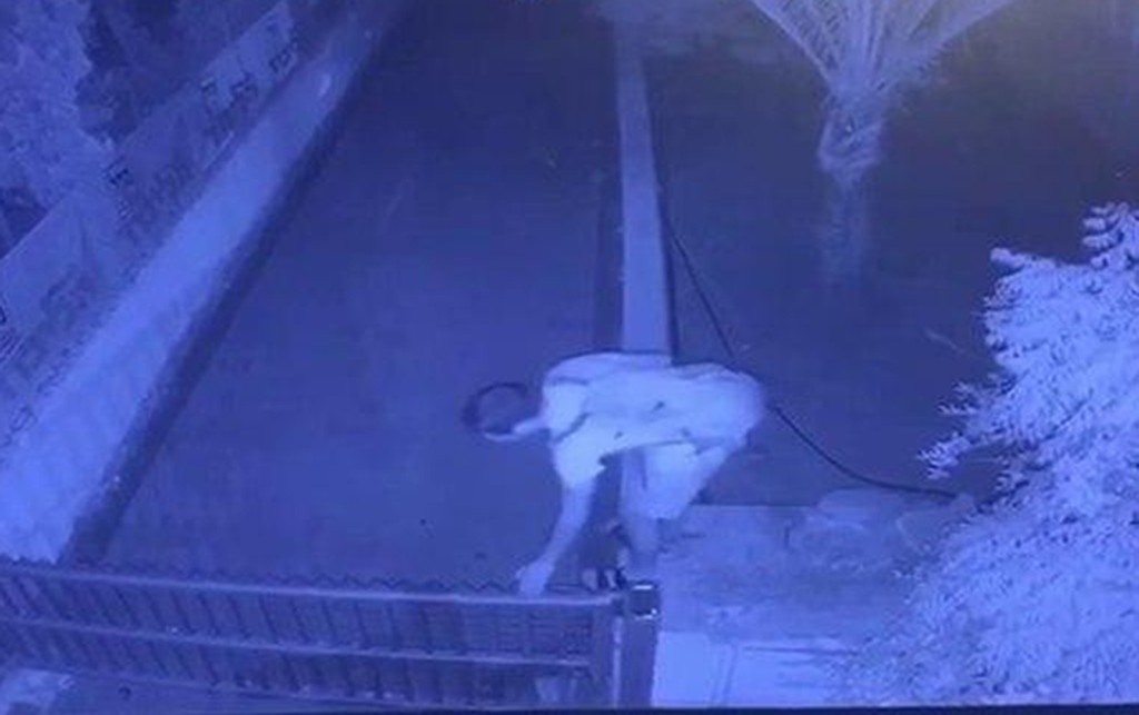 מתוך התיעוד: קרבי מדלג מעל המחסום תיעוד של תושב קיסריה מדלג מעל מחסום סמוך לבית רה"מ