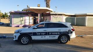 ניידת משטרה מחוץ לבריכה במרחבים