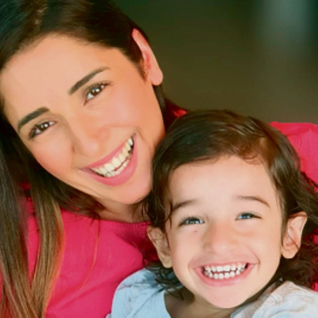 3 ж родители. Сын трех родителей. Семья с сыном. Семейная фотосессия со взрослыми детьми в студии. Фотосессия с ребёнком с родителями.