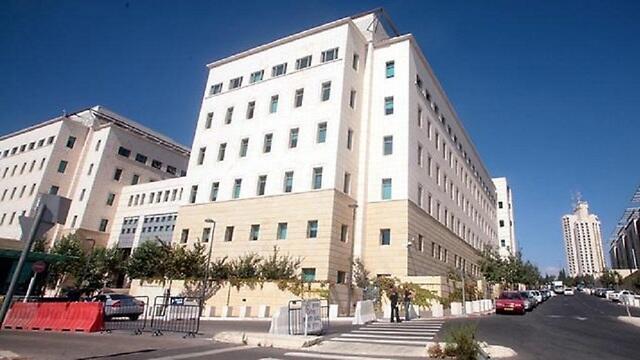 חושבים על הרכבים ולא על העצים. קריית הממשלה בירושלים (צילום: יוסי רוט) חושבים על הרכבים ולא על העצים. קריית הממשלה בירושלים