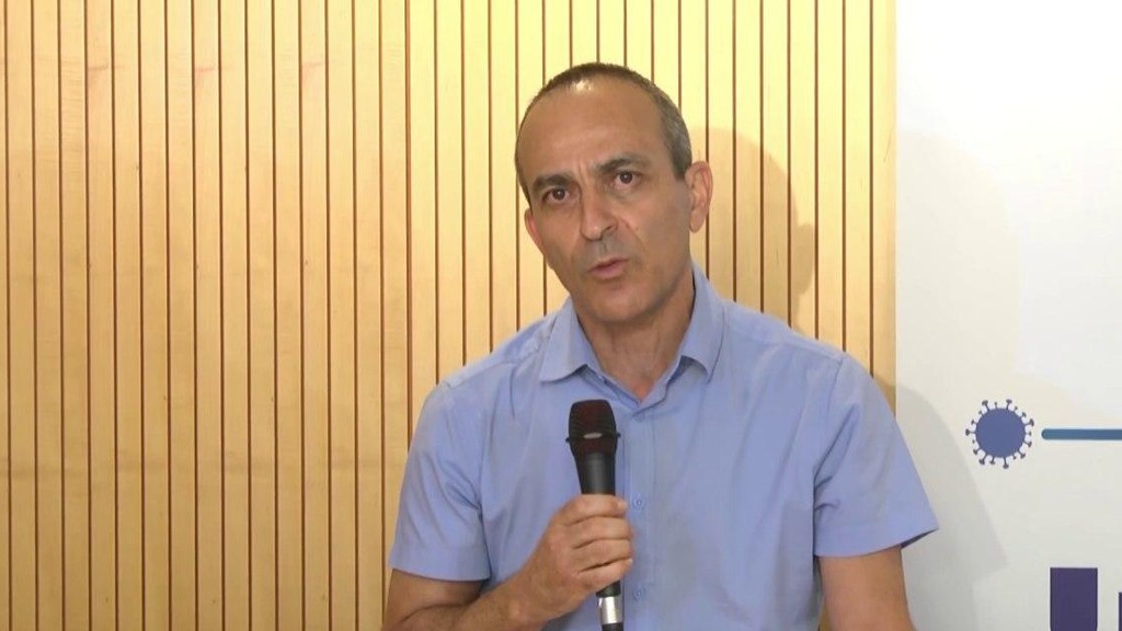 פרופ' גמזו (צילום: לע"מ) רוני גמזו במשל"ט הקורונה בשיבא