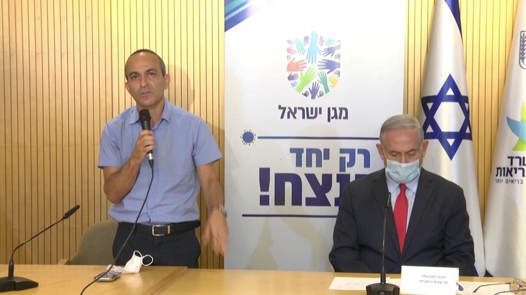 רוני גמזו במשל"ט הקורונה בשיבא (צילום: לע"מ) רוני גמזו במשל"ט הקורונה בשיבא