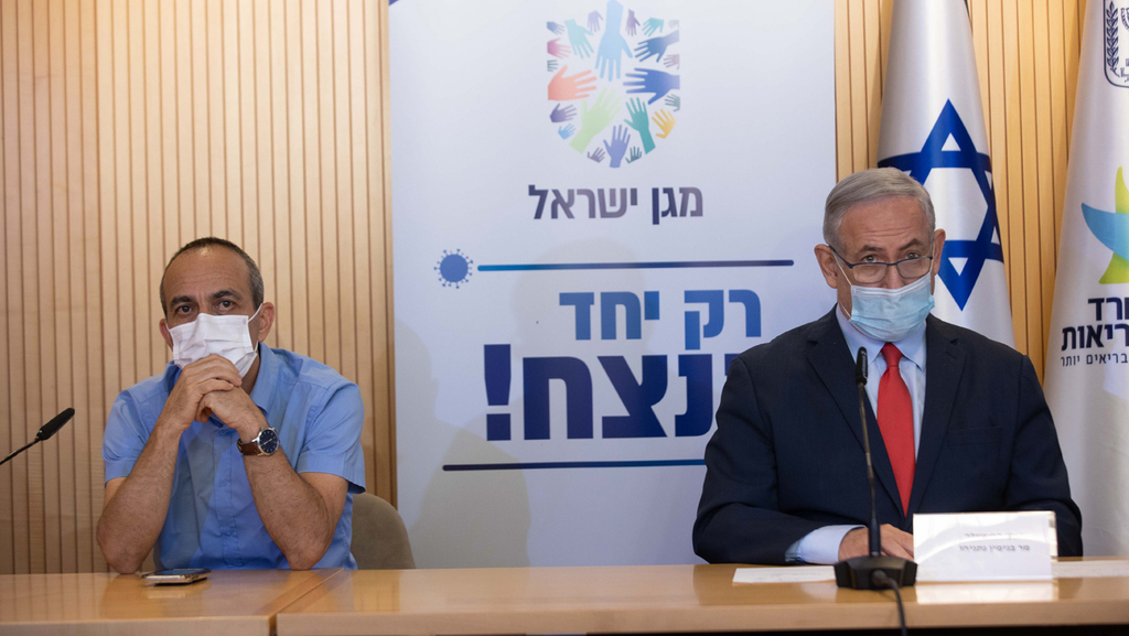 נתניהו וגמזו. היחסים היו על סף פיצוץ (צילום: טל שחר) בנימין נתניהו ורוני גמזו במשל"ט הקורונה בשיבא