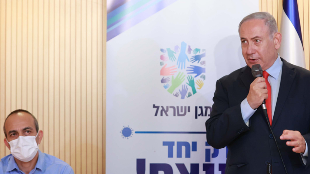בנימין נתניהו והפרויקטור רוני גמזו. תתעלמו מהאינטרסים (צילום: טל שחר) בנימין נתניהו ורוני גמזו במשל"ט הקורונה בשיבא