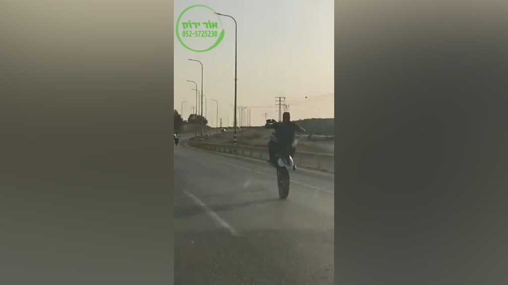 נסיעה פרועה בנגב (מתוך פייסבוק) תושבי הנגב יורים באוויר תוך כדי נסיעה פרועה ביישוב שגב שלום