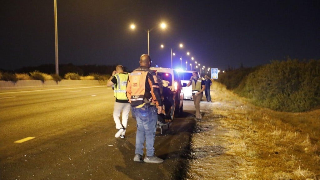 הזירה בכביש 6 שבה נמצא חמודי (צילום: שאול גולן) קטין בן 7 נמצא בשולי כביש 6 פצוע קשה