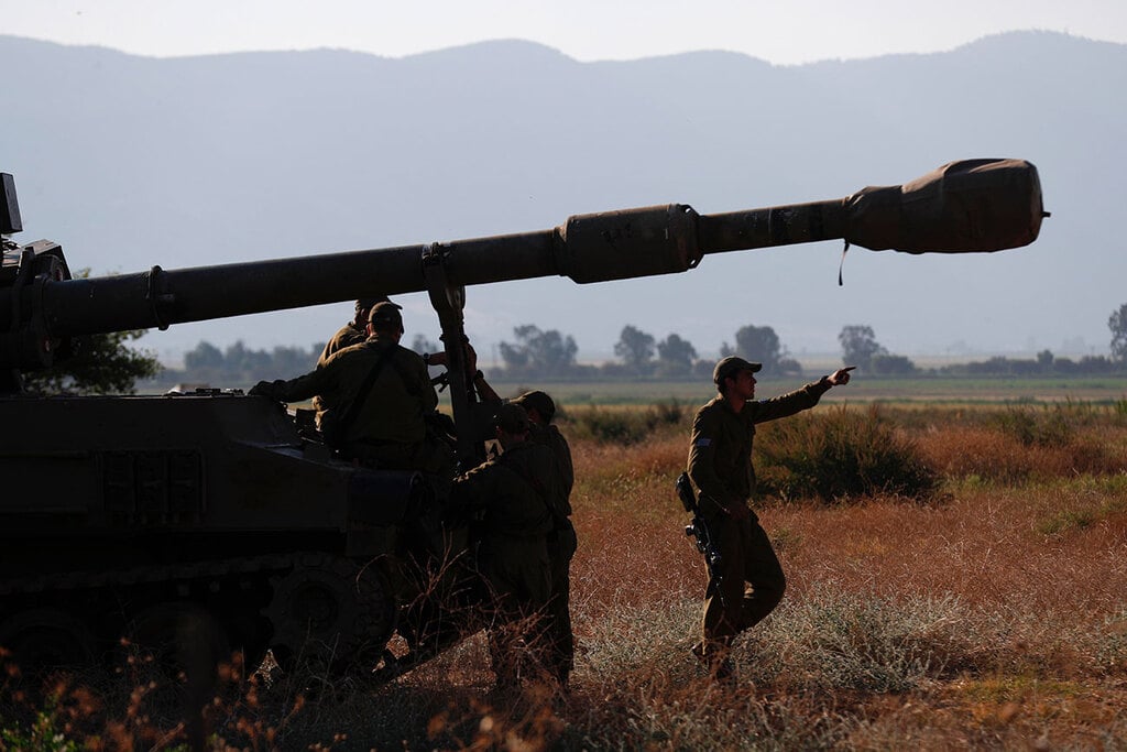 IDF tank troops stationed along the Lebanese border (Photo: EPA) כוחות צה"ל בגבול לבנון