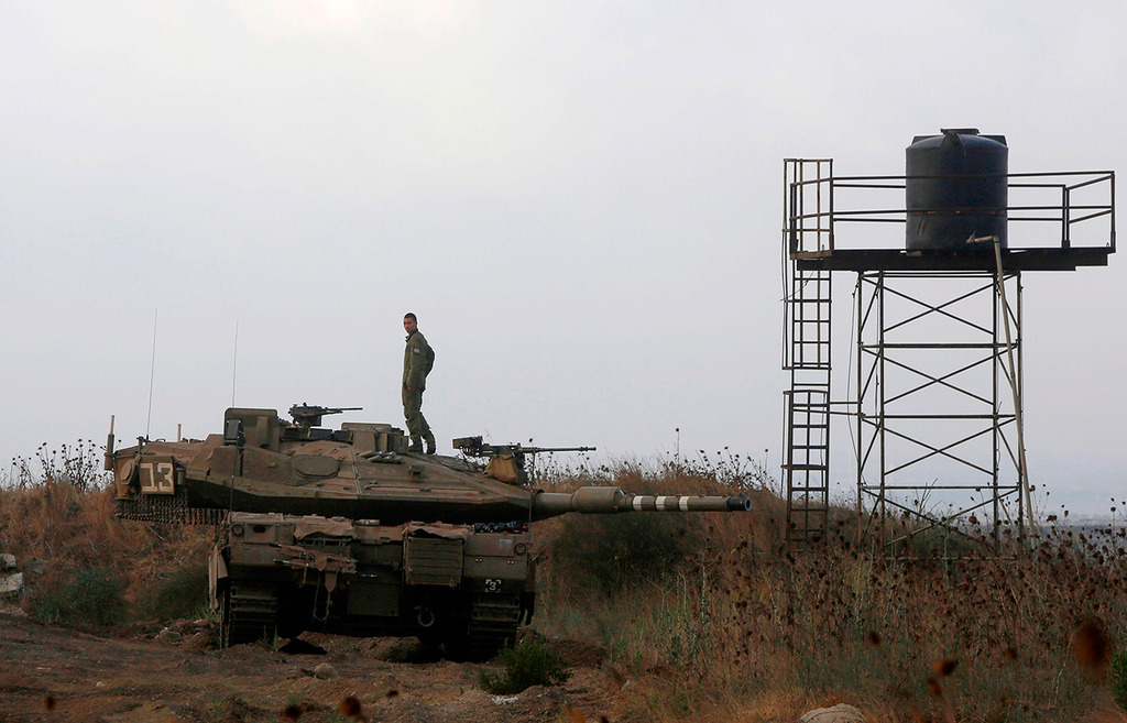 טנק של צה"ל בגבול סוריה (צילום: AFP) כוחות צה"ל ב רמת הגולן גבול סוריה
