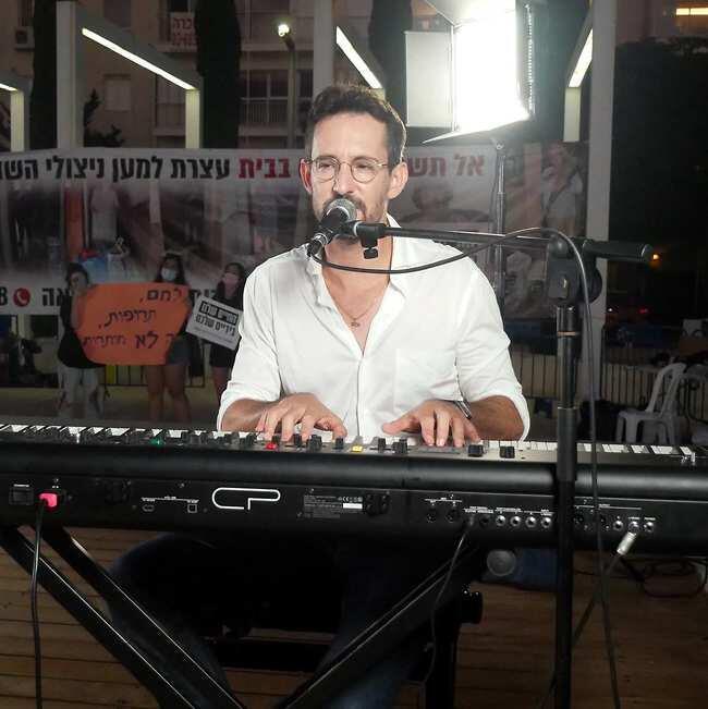 עברי לידר על הקלידים (צילום: אמיר מאירי) עברי לידר על הקלידים