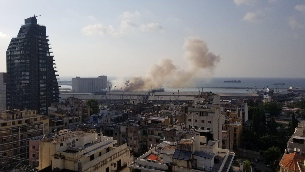 האש לפני הפיצוץ השני תיעוד רגעי הפיצוץ בנמל בביירות
