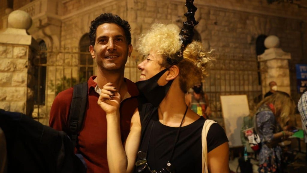 "הבעיה האמיתית היא היעדר אהבה ולכידות כחברה וכעם" (צילום: אלכס קולומויסקי ) מאהל מחאה בכיכר פריז בירושלים