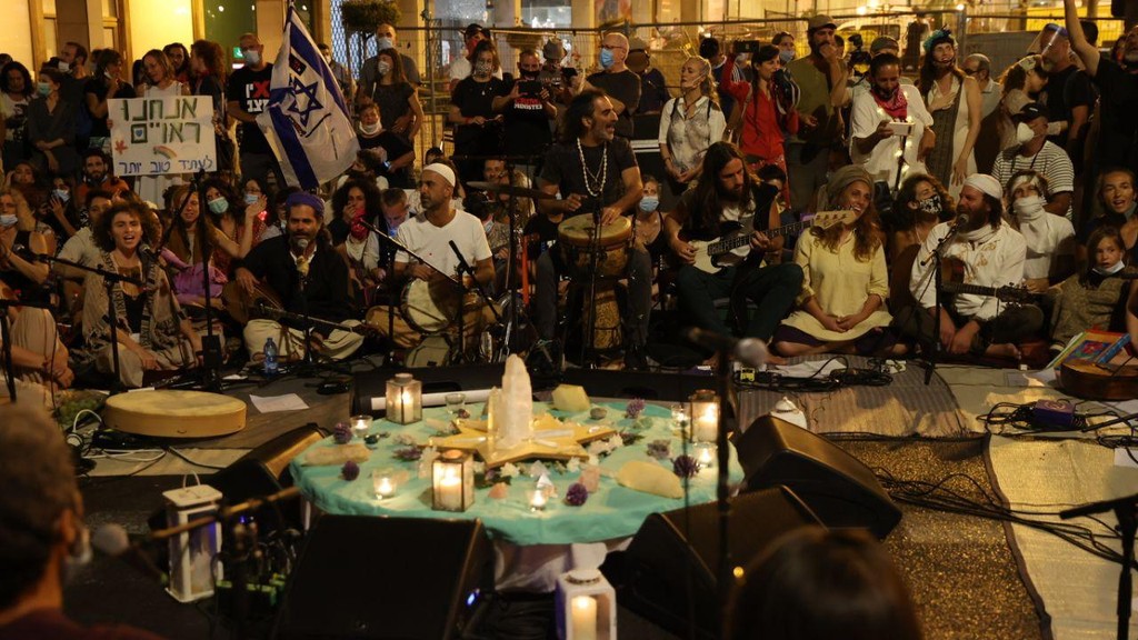 "הפגנת בעד", כיכר פריז בי-ם (צילום: אלכס קולומויסקי ) מאהל מחאה בכיכר פריז בירושלים