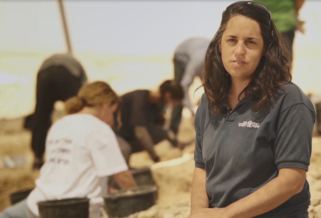 מיה אורון, מנהלת החפירה מטעם רשות העתיקות, באתר החפירה (צילום: אמיל אלג'ם, רשות העתיקות) מיה אורון, מנהלת החפירה מטעם רשות העתיקות, באתר החפירה