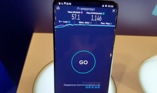 הרבה יותר מהיר. מכשיר נייד עם סימון 5G למעלה